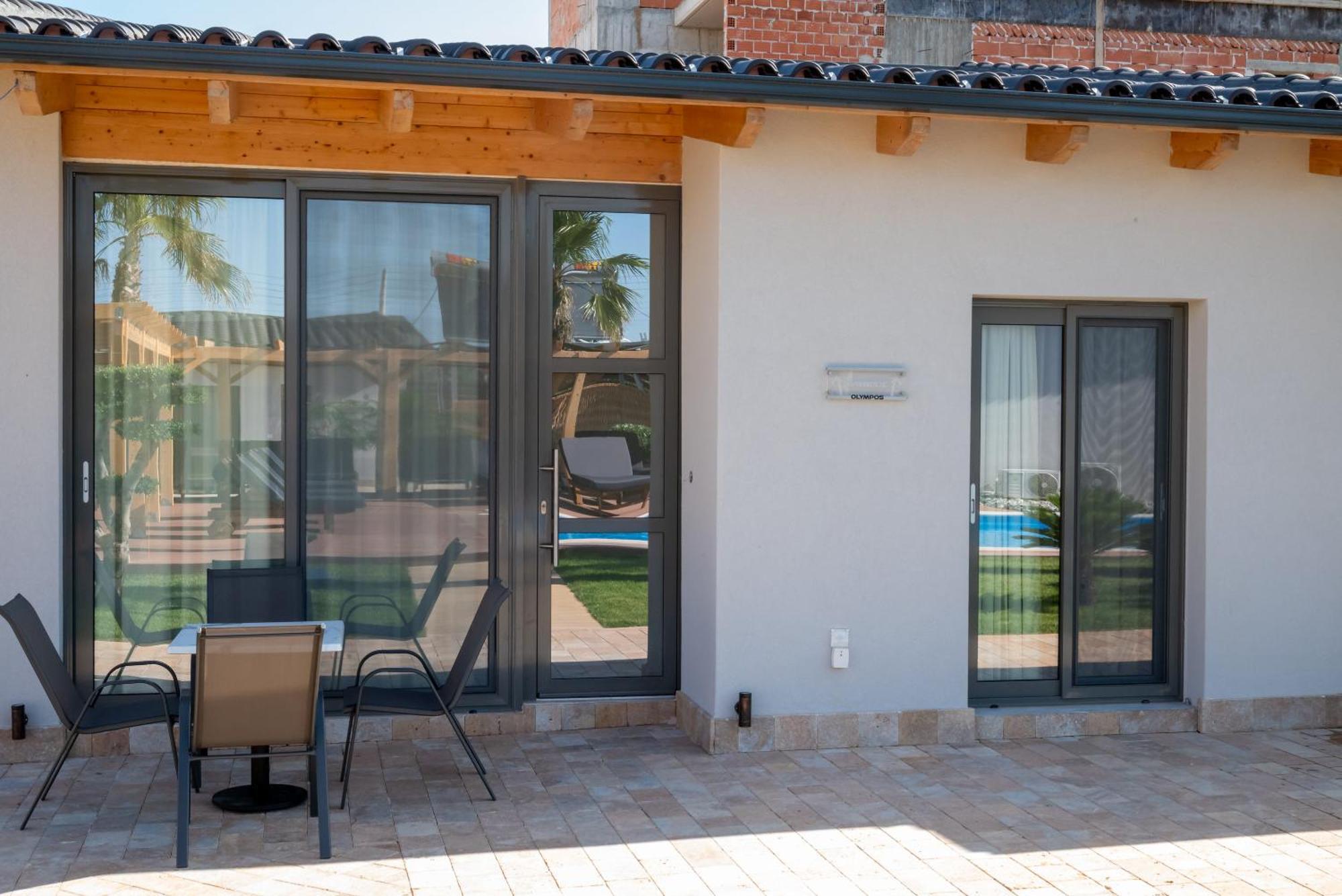 Paradise Apartments Artemida Exterior photo
